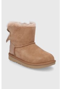 Ugg - UGG Śniegowce zamszowe dziecięce Mini Bailey Bow Glitz kolor brązowy. Nosek buta: okrągły. Kolor: brązowy. Materiał: zamsz. Szerokość cholewki: normalna #2