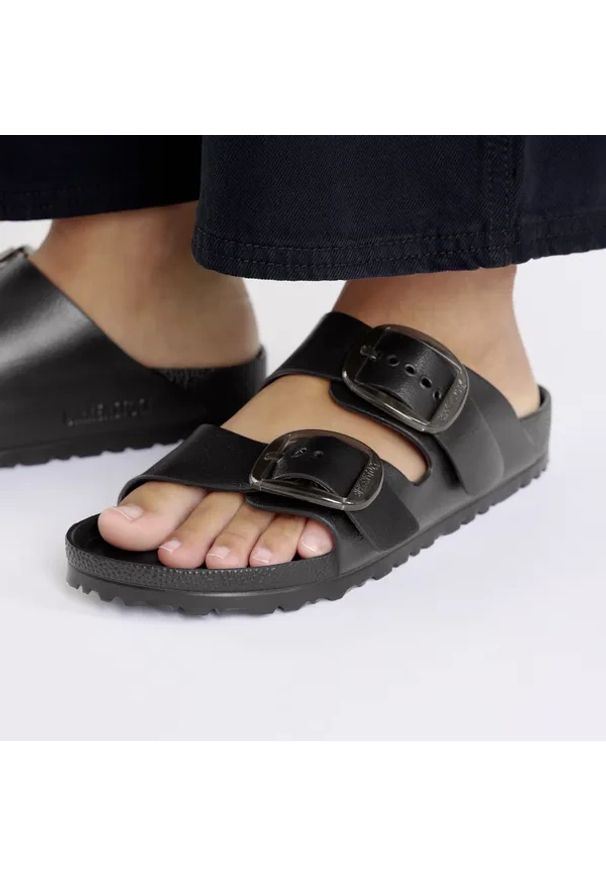 Birkenstock - BIRKENSTOCK Arizona Big Buckle EVA Black Klapki damskie. Okazja: na plażę, na co dzień, na spacer. Kolor: czarny. Materiał: materiał. Wzór: motyw zwierzęcy, jednolity. Sezon: lato. Styl: casual, elegancki