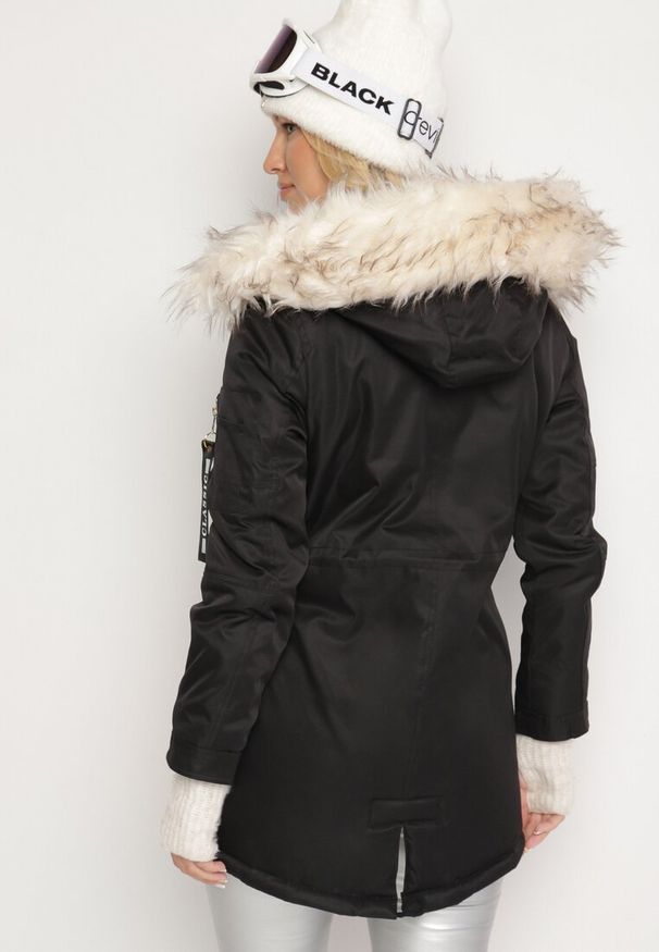 Born2be - Czarno-Beżowa Kurtka Parka z Futerkowym Odpinanym Zdobieniem przy Kapturze Inellae. Okazja: na co dzień. Kolor: czarny. Materiał: futro, jeans, dzianina. Wzór: aplikacja. Styl: elegancki, casual, klasyczny