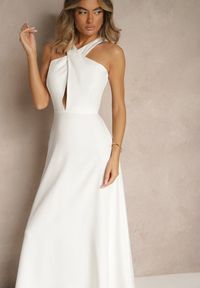 Renee - Biała Koktajlowa Sukienka z Wiskozą i Dekoltem Halter Dolmanna. Typ kołnierza: dekolt halter. Kolor: biały. Materiał: wiskoza. Styl: wizytowy