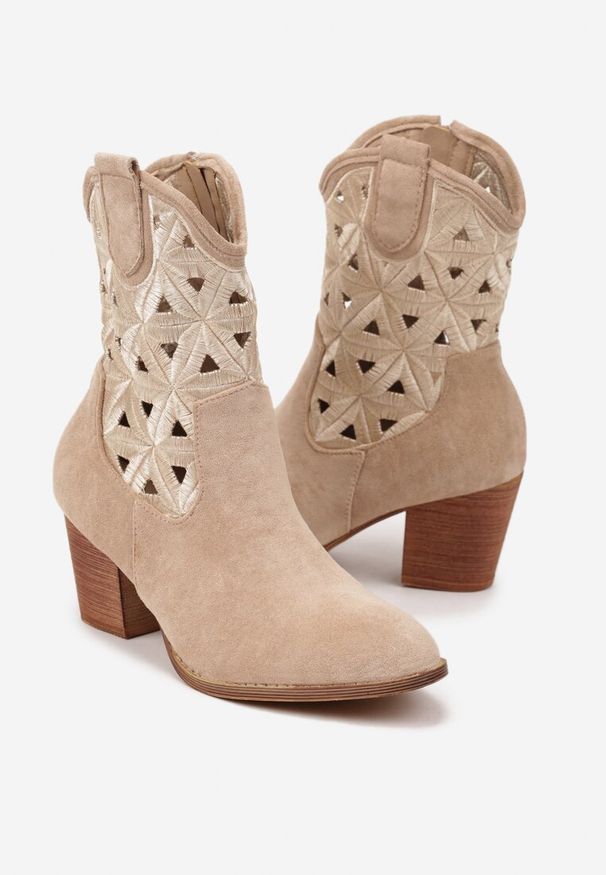 Renee - Ciemnobeżowe Botki Kowbojki Vices na Słupku z Geometrycznym Motywem Sarori. Kolor: beżowy. Materiał: jeans. Wzór: geometria. Obcas: na słupku. Styl: elegancki. Wysokość obcasa: średni