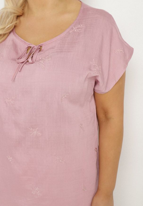 Born2be - Różowa Bluzka z Haftem i Sznurkiem Przy Dekolcie Mepaya. Okazja: na co dzień. Kolekcja: plus size. Kolor: różowy. Długość rękawa: krótki rękaw. Długość: krótkie. Wzór: haft. Sezon: lato. Styl: klasyczny, elegancki, casual