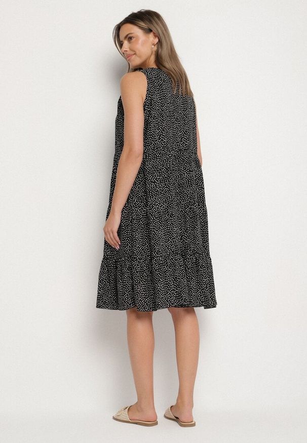 Born2be - Czarna Bawełniana Sukienka w Kropki z Falbanami Zerolia. Okazja: na spotkanie biznesowe, do pracy, na co dzień. Kolor: czarny. Materiał: bawełna. Wzór: kropki. Typ sukienki: proste. Styl: casual, klasyczny, biznesowy
