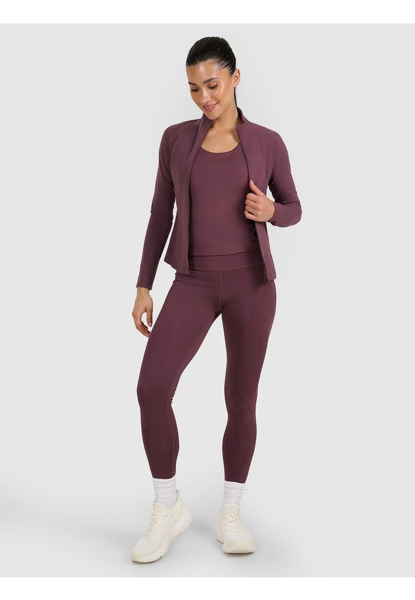 4f - 4F Bluza treningowa slim szybkoschnąca damska - brązowa M. Okazja: na co dzień. Typ kołnierza: kołnierzyk stójkowy, bez kaptura. Kolor: brązowy. Materiał: syntetyk, włókno, materiał. Długość rękawa: raglanowy rękaw. Wzór: gładki. Styl: klasyczny, sportowy, casual. Sport: fitness