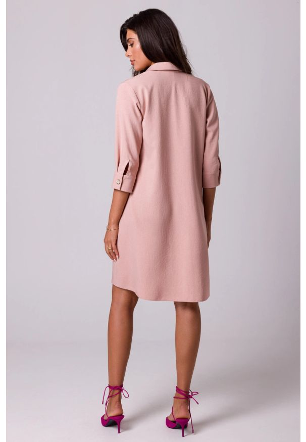 BeWear - Swobodna sukienka z kołnierzykiem guzikami i kieszeniami róż. Kolor: różowy. Materiał: materiał. Typ sukienki: trapezowe