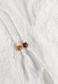 Born2be - Biała Rustykalna Bluzka z Tencelu Ozdobiona Wiązaniem Koronką i Koralikami Sachi. Okazja: na co dzień. Kolor: biały. Materiał: koronka. Długość rękawa: długi rękaw. Długość: długie. Wzór: aplikacja, koronka. Styl: casual #6