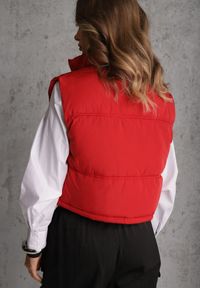 Renee - Czerwona Pikowana Kamizelka Puffer o Kroju Crop Tadrel. Okazja: na co dzień. Kolor: czerwony. Materiał: poliester, skóra, jeans. Styl: casual #3