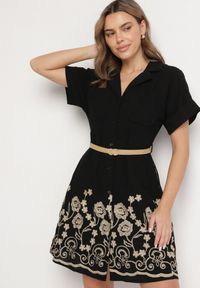 Born2be - Czarna Bawełniana Sukienka Koszulowa o Rozkloszowanym Kroju z Paskiem i Haftem Nalione. Okazja: na co dzień, na imprezę. Typ kołnierza: kołnierzyk klasyczny. Kolor: czarny. Materiał: bawełna. Długość rękawa: krótki rękaw. Wzór: haft. Typ sukienki: koszulowe. Styl: klasyczny, casual, elegancki #5