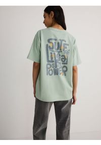 Reserved - T-shirt oversize z nadrukiem - jasnozielony. Kolor: zielony. Materiał: bawełna, dzianina. Wzór: nadruk