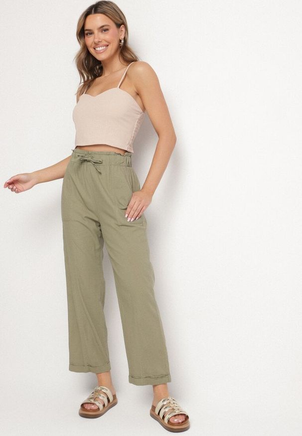 Born2be - Ciemnozielone Bawełniane Spodnie z Wysokim Stanem i Ozdobnym Wiązaniem Vilwia. Okazja: na co dzień. Stan: podwyższony. Kolor: zielony. Materiał: bawełna. Styl: casual, elegancki, klasyczny