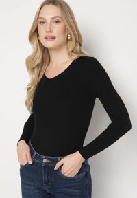 Born2be - Czarny Dopasowany Sweter z Prążkowanej Dzianiny z Bawełną z Dekoltem w Serek Tesma. Okazja: na co dzień. Typ kołnierza: dekolt w serek. Kolor: czarny. Materiał: dzianina, bawełna, prążkowany. Długość rękawa: długi rękaw. Długość: długie. Styl: elegancki, casual
