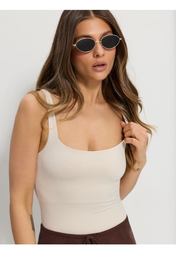 Sinsay - Jednolite body na ramiączkach - kremowy. Kolor: kremowy. Długość rękawa: na ramiączkach. Wzór: jednolity