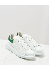 Alexander McQueen - ALEXANDER MCQUEEN - Białe sneakersy Larry. Zapięcie: sznurówki. Kolor: biały. Materiał: guma #8