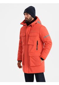 Ombre Clothing - Długa ocieplana kurtka męska z odblaskowymi elementami – pomarańczowa V1 - Rozmiar: XL. Typ kołnierza: kołnierzyk stójkowy, kaptur. Kolor: pomarańczowy. Materiał: guma, syntetyk, poliester, materiał. Długość: długie. Wzór: aplikacja, nadruk