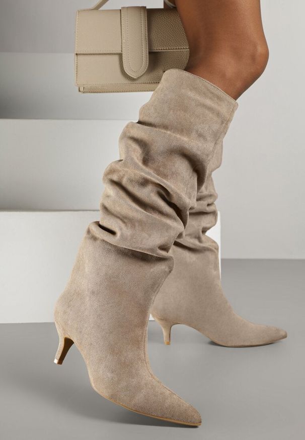 Born2be - Ciemnobeżowe Marszczone Kozaki na Obcasie Typu Kaczuszka Alevitte. Okazja: na co dzień. Zapięcie: bez zapięcia. Kolor: beżowy. Materiał: jeans. Obcas: na obcasie. Styl: casual, elegancki, klasyczny. Wysokość obcasa: średni