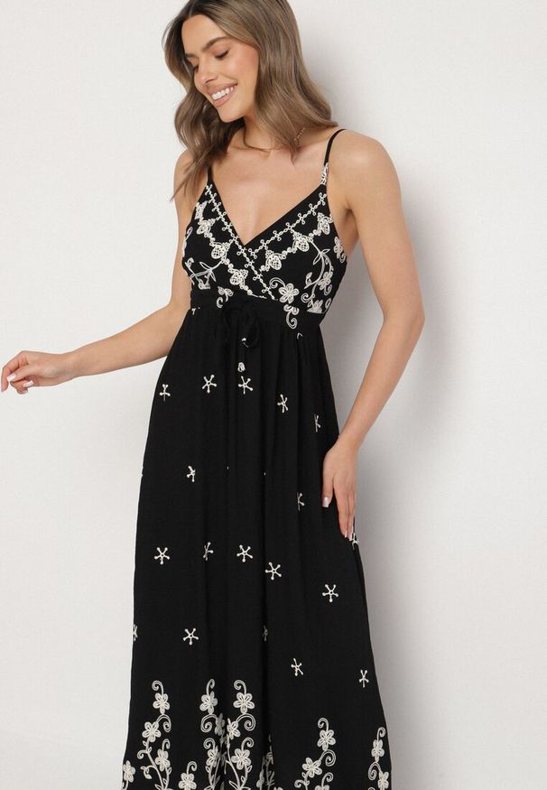 Born2be - Czarna Sukienka z Wiskozy Ozdobiona Haftami Lunireia. Okazja: na co dzień. Typ kołnierza: dekolt w kształcie V. Kolor: czarny. Materiał: wiskoza. Długość rękawa: na ramiączkach. Wzór: haft, aplikacja. Typ sukienki: proste. Styl: casual