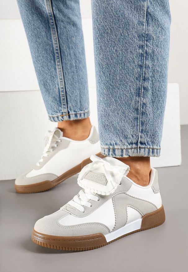 Renee - Biało-Szare Sneakersy w Stylu Tenisówek z Szerokim Językiem Alarila. Nosek buta: okrągły. Kolor: biały. Wzór: aplikacja. Sezon: lato
