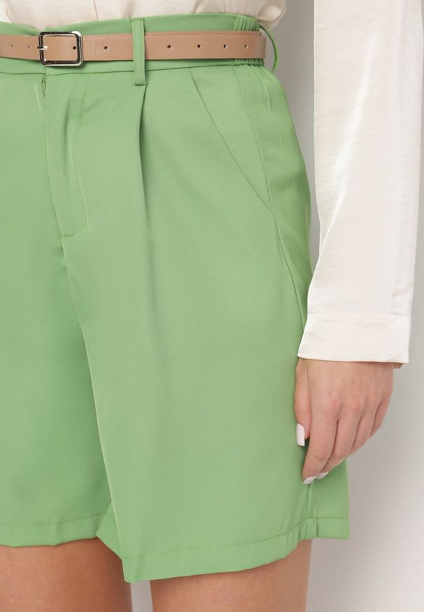 Born2be - Zielone Eleganckie Szorty z Wiskozą z Dodatkowym Paskiem z Klamrą Resella. Okazja: na co dzień. Stan: podwyższony. Kolor: zielony. Materiał: wiskoza. Styl: elegancki
