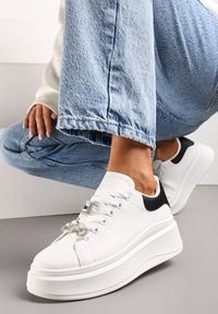Renee - Białe Sneakersy Ozdobione Biżuteryjnymi Zawieszkami Relinima. Kolor: biały. Wzór: aplikacja