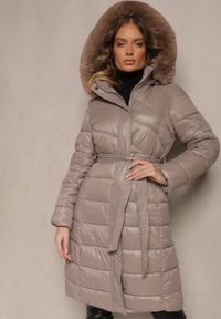 Renee - Beżowa Długa Kurtka Pikowana z Odpinanym Kapturem Ozdobionym Futerkiem i Paskiem Iveleti. Okazja: na co dzień. Kolor: beżowy. Materiał: futro. Długość: długie. Wzór: aplikacja. Styl: elegancki, casual #1