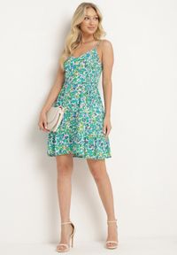 Born2be - Zielona Wiskozowa Sukienka na Regulowanych Ramiączkach z Marszczoną Górą i Guzikami Dimanta. Kolor: zielony. Materiał: wiskoza. Długość rękawa: na ramiączkach. Sezon: lato. Styl: elegancki #3