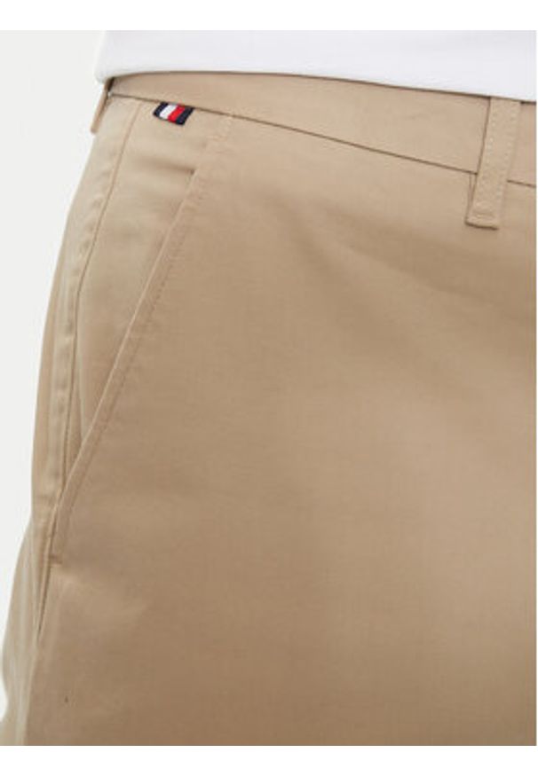 TOMMY HILFIGER - Tommy Hilfiger Chinosy Bleecker MW0MW26619 Beżowy Slim Fit. Kolor: beżowy. Materiał: bawełna