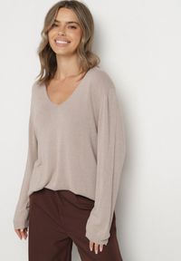 Born2be - Beżowy Wiskozowy Sweter o Pudełkowym Kroju z Metaliczną Nitką Essmia. Okazja: na co dzień, na spacer. Typ kołnierza: dekolt w serek. Kolekcja: plus size. Kolor: beżowy. Materiał: wiskoza. Styl: klasyczny, casual