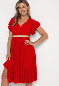 Born2be - Czerwona Sukienka Plisowana o Rozkloszowanym Fasonie i Trójkątnym Dekolcie Rissara. Okazja: na spotkanie biznesowe. Kolor: czerwony. Materiał: materiał. Długość rękawa: krótki rękaw. Typ sukienki: plisowane. Styl: biznesowy #2