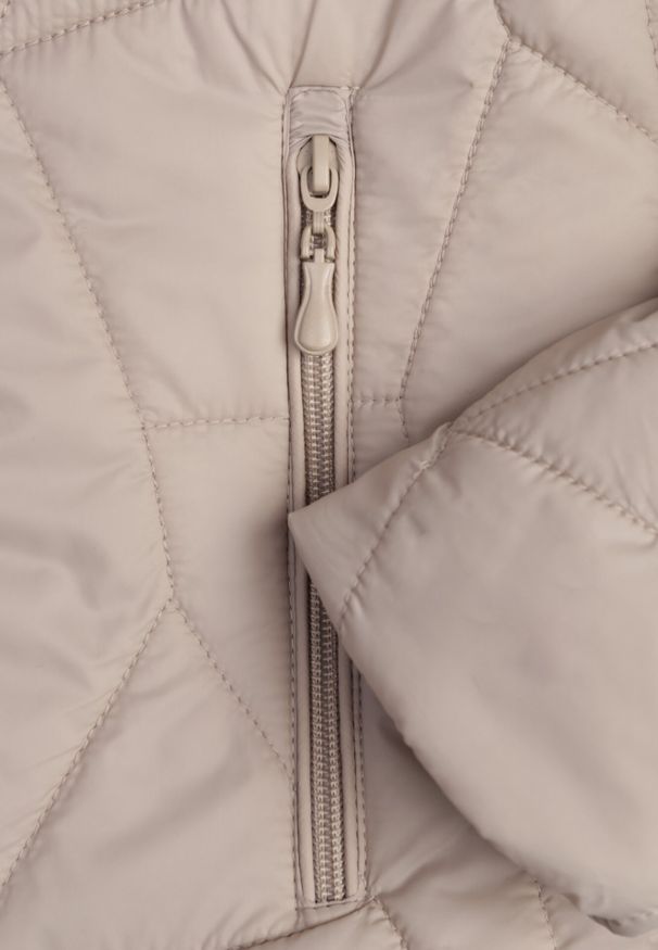 Born2be - Ciemnobeżowa Pikowana Kurtka Przejściowa z Odpinanym Kapturem Ninorwena. Okazja: na co dzień. Kolor: beżowy. Styl: casual, klasyczny, elegancki