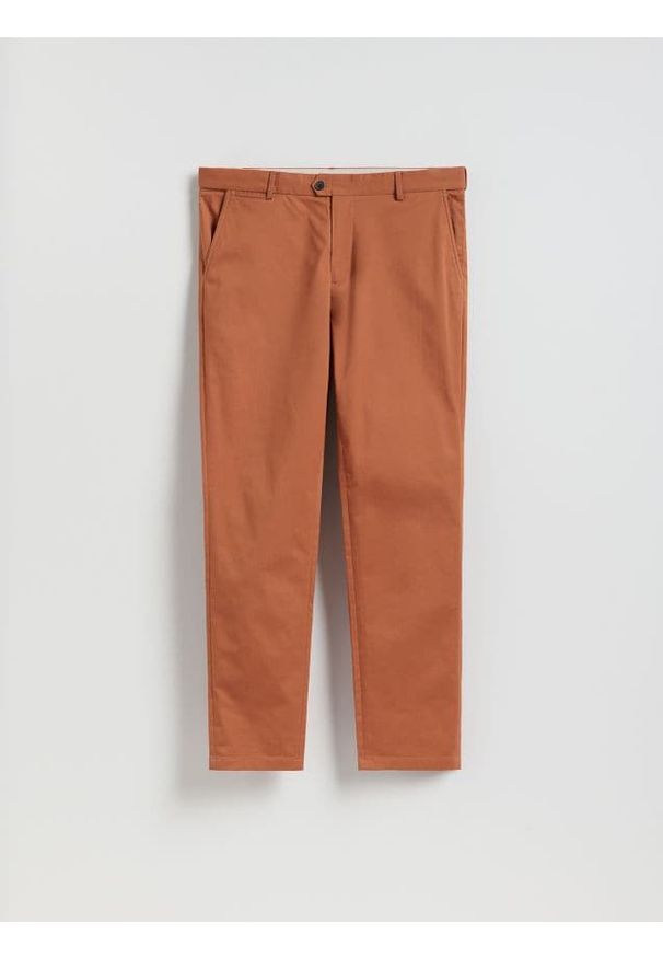 Reserved - Spodnie chino slim fit - karminowy. Kolor: czerwony. Materiał: tkanina, bawełna