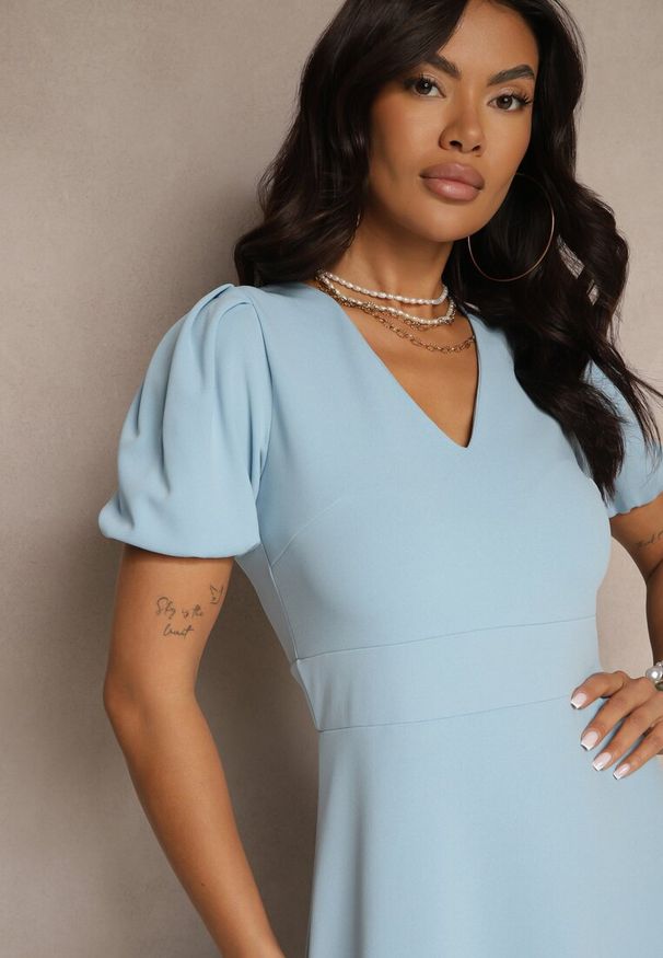 Renee - Niebieska Rozkloszowana Sukienka z Lekko Bufiastymi Rękawami i Dekoltem V Efrusae. Okazja: na co dzień. Kolor: niebieski. Typ sukienki: dopasowane, proste. Styl: casual, klasyczny