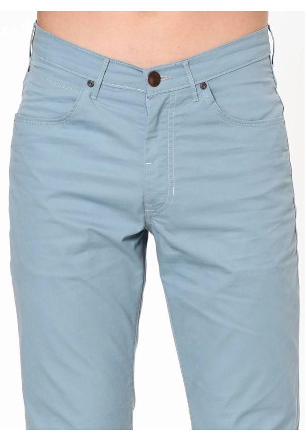 Wrangler - WRANGLER ARIZONA MĘSKIE SPODNIE MATERIAŁOWE BLUE W12OAN713. Materiał: materiał