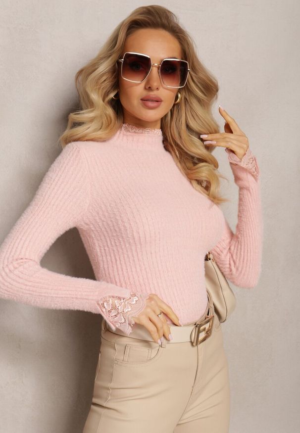 Renee - Jasnoróżowy Wełniany Golf z Elastycznej Dzianiny Starbana. Typ kołnierza: golf. Kolor: różowy. Materiał: wełna, dzianina. Wzór: koronka