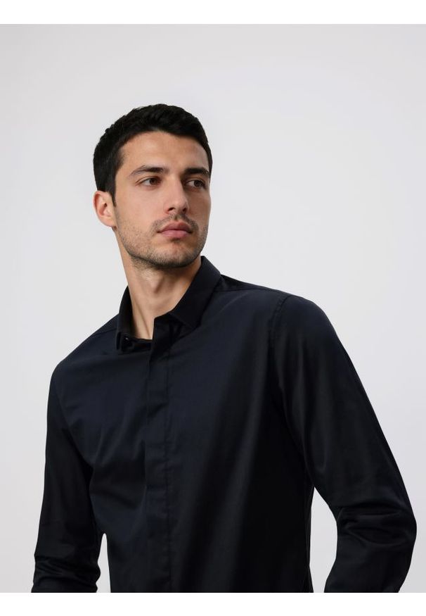 Reserved - Gładka koszula super slim fit - czarny. Kolor: czarny. Materiał: tkanina, bawełna. Wzór: gładki