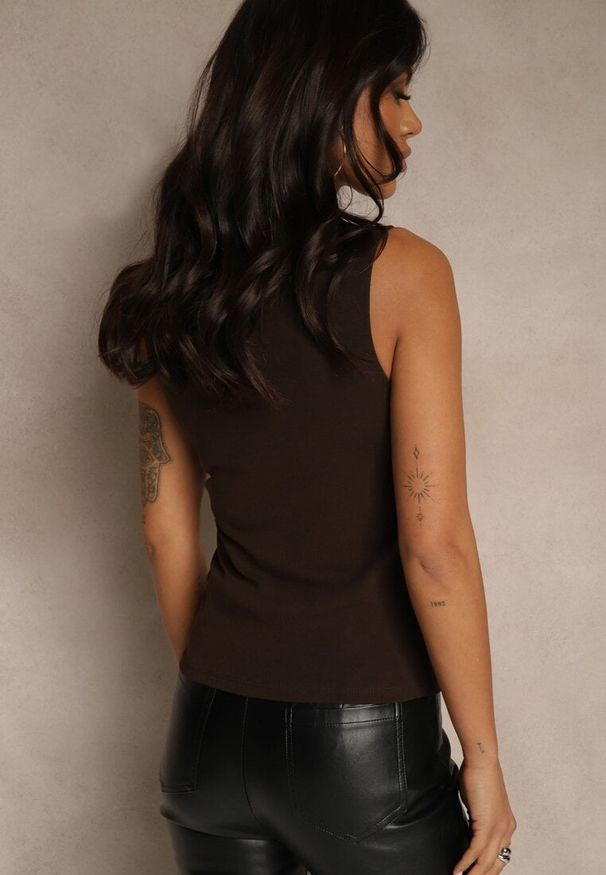 Renee - Ciemnobrązowy Dopasowany Top z Bawełny z Półgolfem Unellesa. Kolor: brązowy. Materiał: bawełna