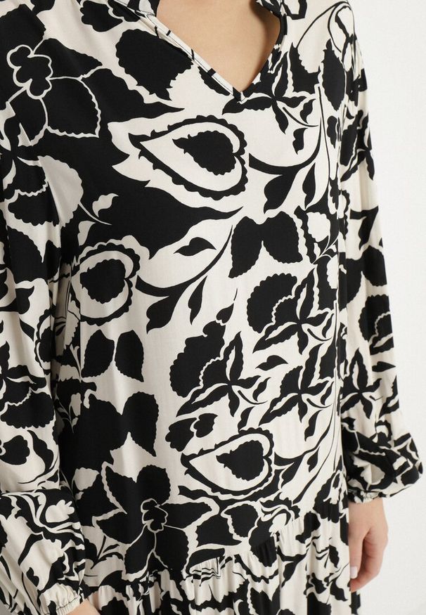 Born2be - Czarna Sukienka z Wiskozy o Pudełkowym Kroju w Kwiatowy Wzór Ridiana. Okazja: na co dzień. Typ kołnierza: dekolt w kształcie V. Kolor: czarny. Materiał: wiskoza. Wzór: kwiaty. Styl: casual