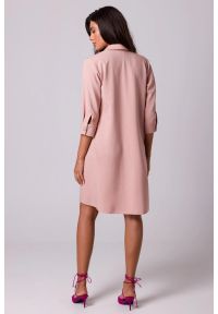 BeWear - Swobodna sukienka z kołnierzykiem guzikami i kieszeniami róż. Kolor: różowy. Materiał: materiał. Typ sukienki: trapezowe #3