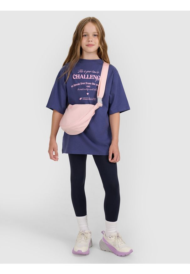 4f - 4F T-shirt oversize z nadrukiem dziewczęcy - granatowy 146 (10-11 lat). Okazja: na co dzień. Kolor: niebieski. Materiał: jersey, bawełna. Wzór: nadruk. Sezon: lato. Styl: casual, klasyczny, sportowy