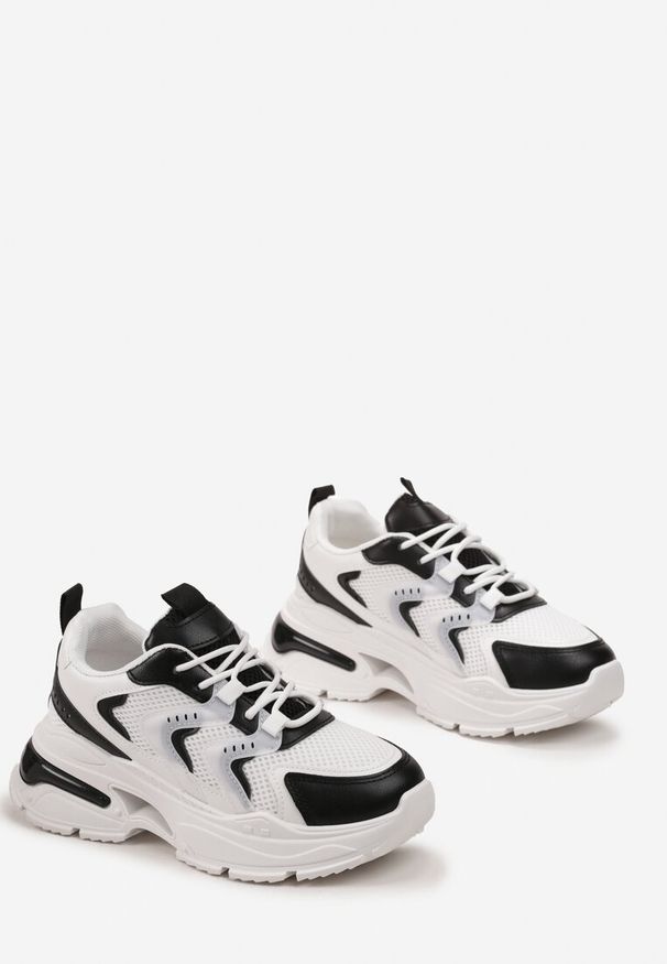 Born2be - Biało-Czarne Sneakersy na Grubej Podeszwie z Metalicznym Zdobieniem Teda. Kolor: czarny. Wzór: aplikacja