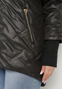 Born2be - Czarna Kurtka Pikowana z Odpinanym Kapturem z Dłuższym Tyłem Rivselia. Okazja: na co dzień. Kolor: czarny. Materiał: tkanina. Długość: długie. Wzór: aplikacja. Sezon: zima. Styl: casual, klasyczny #6