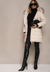 Renee - Jasnobeżowa Pikowana Kurtka Zdobiona Elastycznym Paskiem i Dwustronnym Suwakiem Innarelle. Kolor: beżowy. Materiał: jeans, materiał. Wzór: aplikacja. Styl: elegancki #4