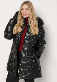 Born2be - Czarna Pikowana Kurtka z Kapturem z Futrem i Wiązanym Paskiem Zenilka. Okazja: na co dzień. Typ kołnierza: kaptur. Kolekcja: plus size. Kolor: czarny. Materiał: futro. Styl: elegancki, casual #3