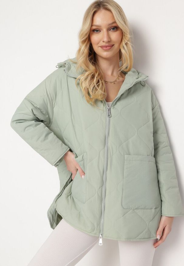 Born2be - Miętowa Kurtka Oversize z Kapturem z Ozdobnym Pikowaniem i Rozcięciem Klimella. Typ kołnierza: kaptur. Kolor: miętowy. Styl: elegancki