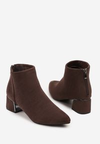 Renee - Brązowe Botki Vices na Słupku o Geometrycznym Kształcie Ferrriva. Okazja: na co dzień. Kolor: brązowy. Wzór: geometria. Obcas: na słupku. Styl: casual, elegancki. Wysokość obcasa: średni #5