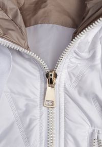 Born2be - Biała Pikowana Kurtka Przejściowa Parka z Kapturem o Długim Kroju z Ozdobą Isaline. Okazja: na co dzień. Typ kołnierza: kaptur. Kolor: biały. Materiał: poliester, dresówka. Długość: długie. Wzór: aplikacja. Styl: casual, klasyczny #6