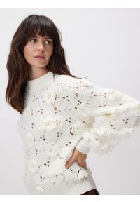 Reserved - Sweter z aplikacją 3D - złamana biel. Materiał: dzianina. Wzór: aplikacja