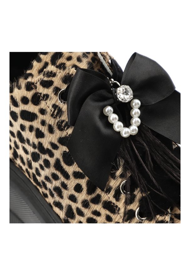 Beżowe Sneakersy Karino Stylowe Obuwie Damskie Panterka. Okazja: na co dzień. Kolor: czarny. Materiał: satyna. Wzór: motyw zwierzęcy. Obcas: na platformie. Styl: elegancki