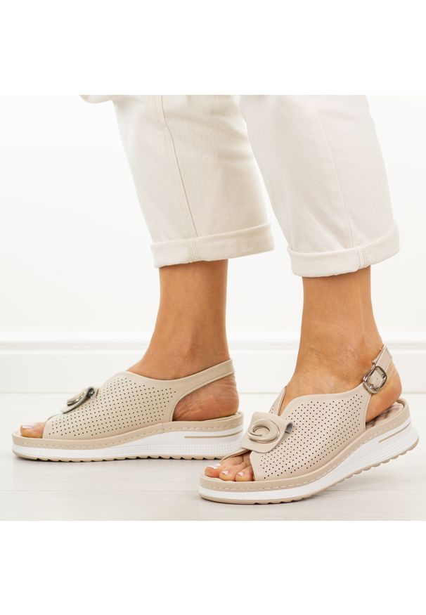 Beżowe skórzane sandały damskie Cambell 40328. Okazja: na co dzień. Nosek buta: okrągły. Zapięcie: pasek. Kolor: beżowy. Wzór: aplikacja. Materiał: skóra. Sezon: wiosna, lato. Obcas: na platformie. Styl: casual