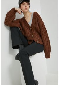 Noisy may - Noisy May kardigan damski kolor brązowy ciepły. Kolor: brązowy. Materiał: dzianina. Długość rękawa: długi rękaw. Długość: długie. Wzór: gładki #1