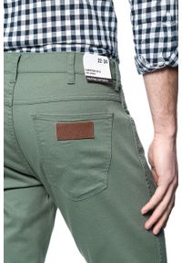 Wrangler - SPODNIE MĘSKIE WRANGLER LARSTON WREATH GREEN W18SF3G29 112127477 #6